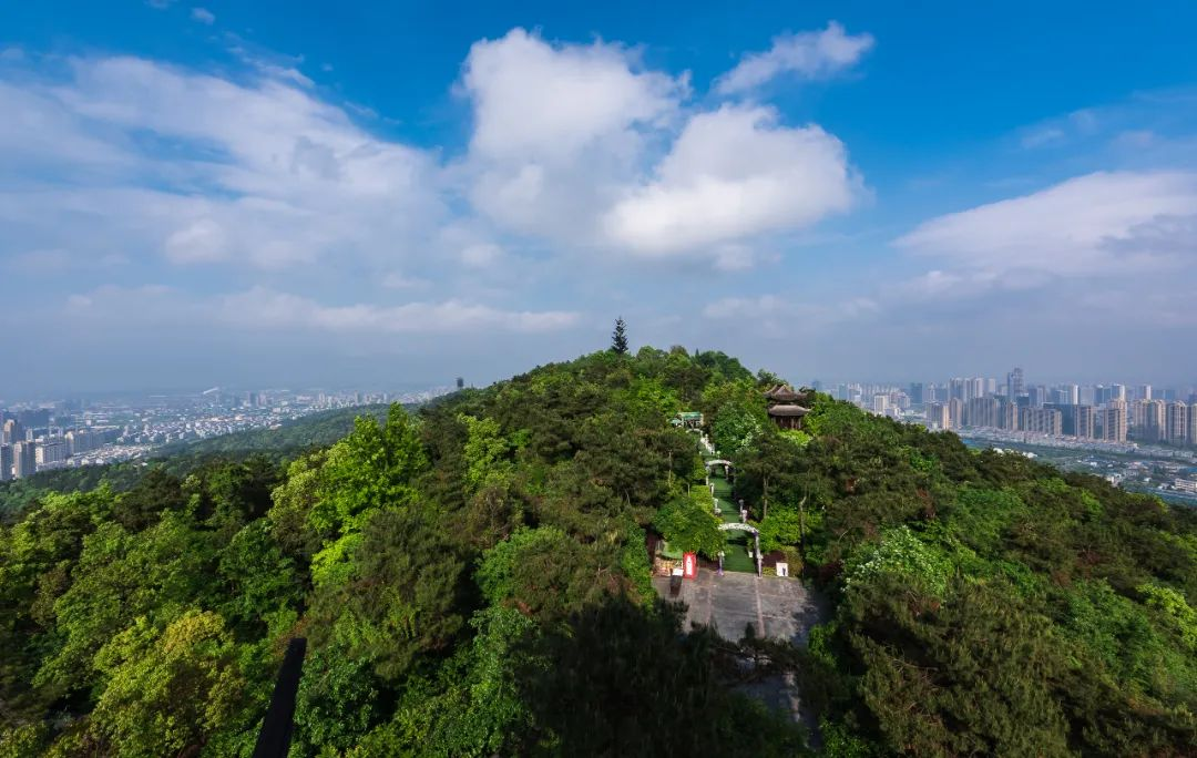 临平拥有众多景点,如塘栖古镇,超山景区,临平山公园等,这些地方以独特