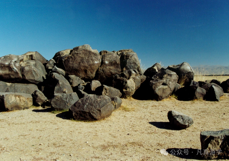 不知石头真假……陨石堆的旁边,立了一块墓碑,墓碑是用陨石做的,上面