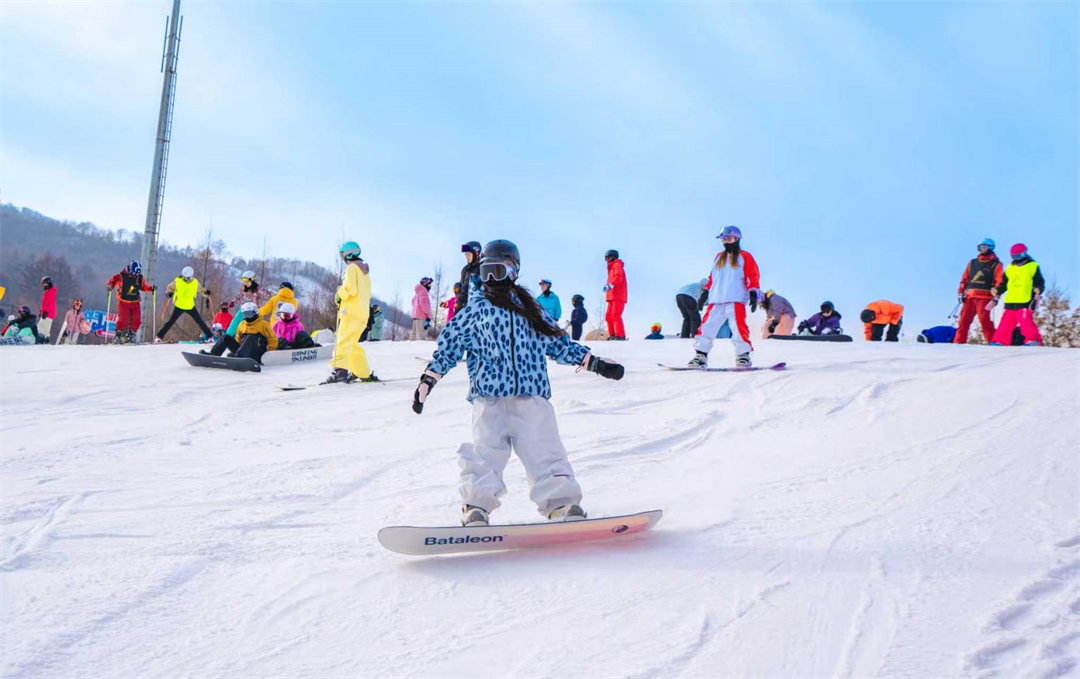 万峰通化滑雪度假区早鸟滑雪套餐399元起 2大1小含雪具至2027年