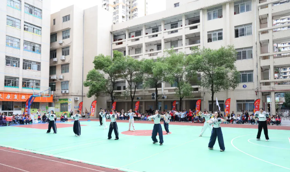 师生联手进行文艺表演。