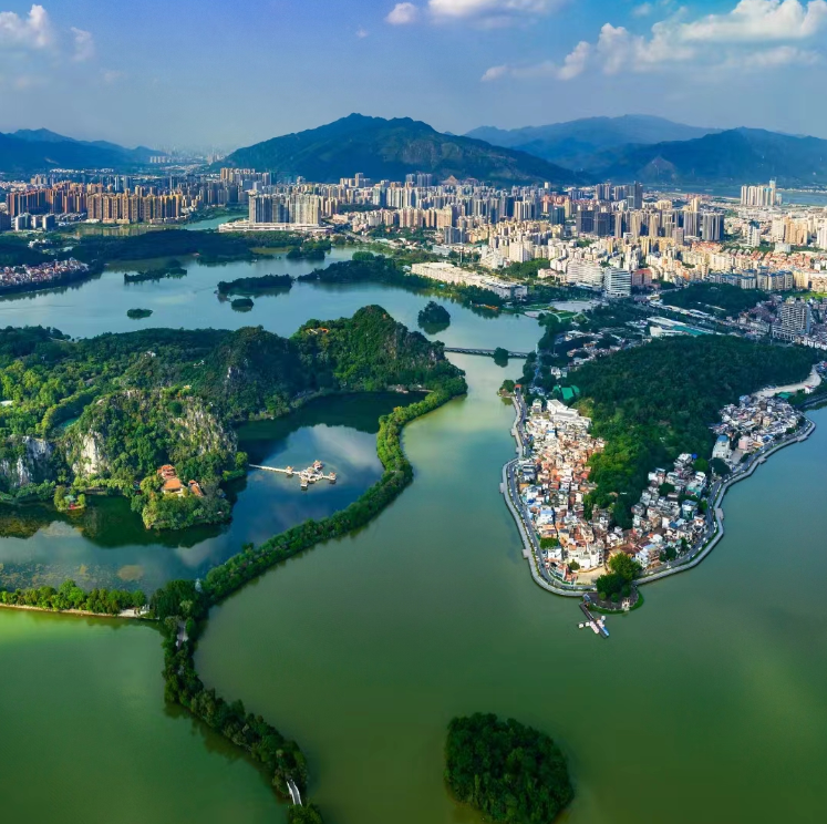 我认为在大湾区,肇庆的后发优势明显,可以承接很多珠三角发达地区的