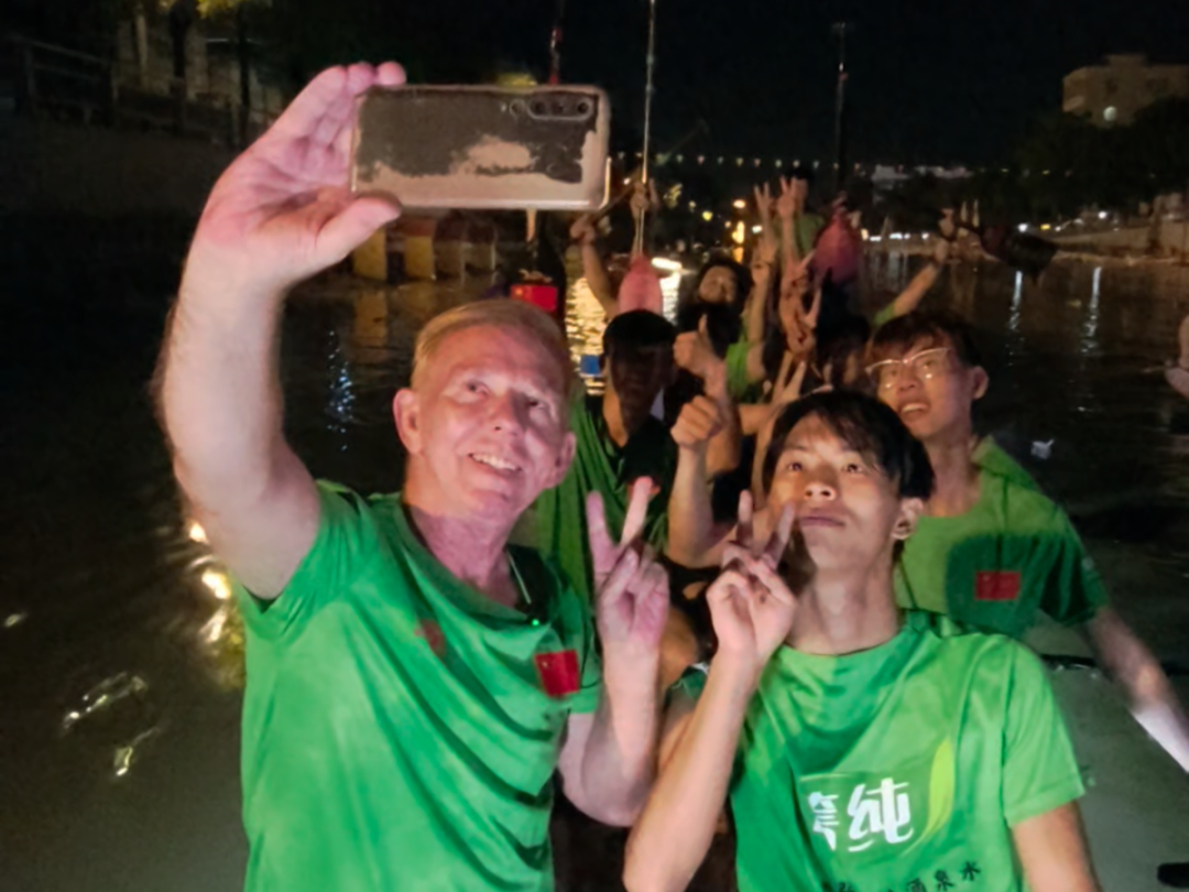 △Tony与队友合照。肇庆发布李智聪 摄