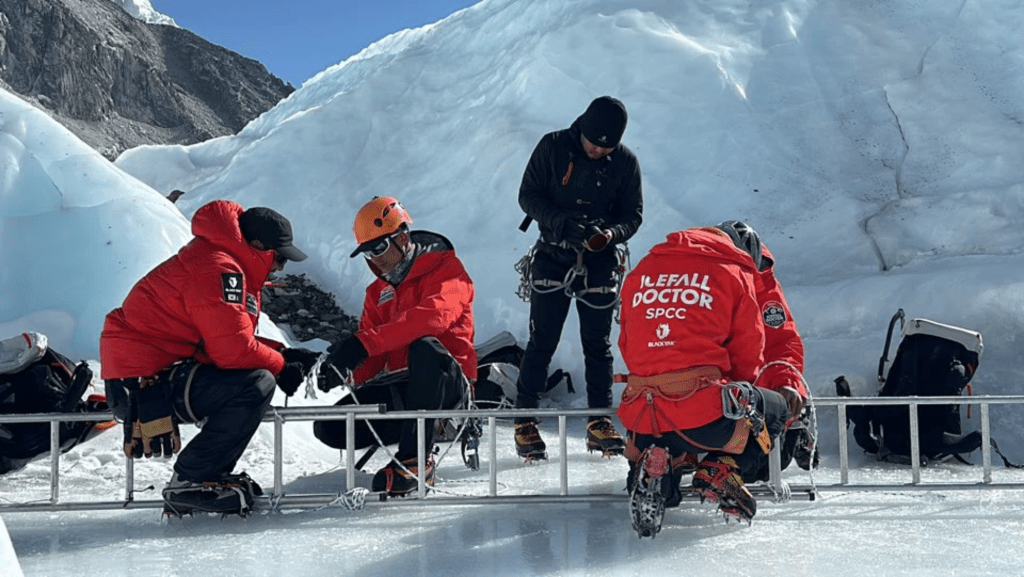 Los Icefall Doctors abren la temporada Everest 2026 – Alpinismonline Magazine
