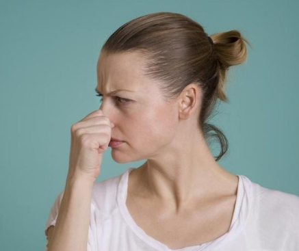 夏季治疗腋臭的方法，鉴别腋臭的方法及饮食注意事项