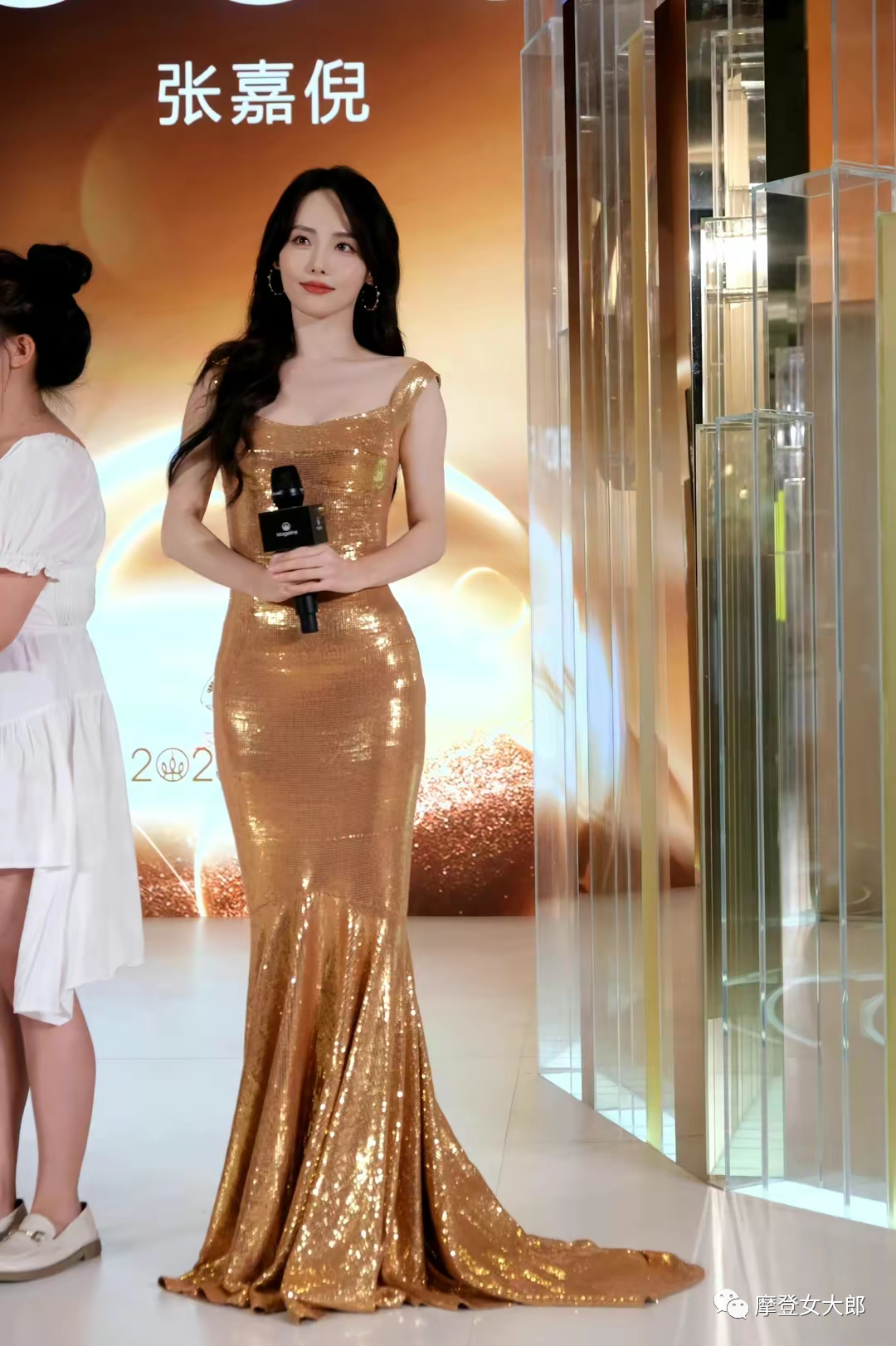 四川第一精致最终花落谁家张嘉倪鎏金色紧身裙贵气大方