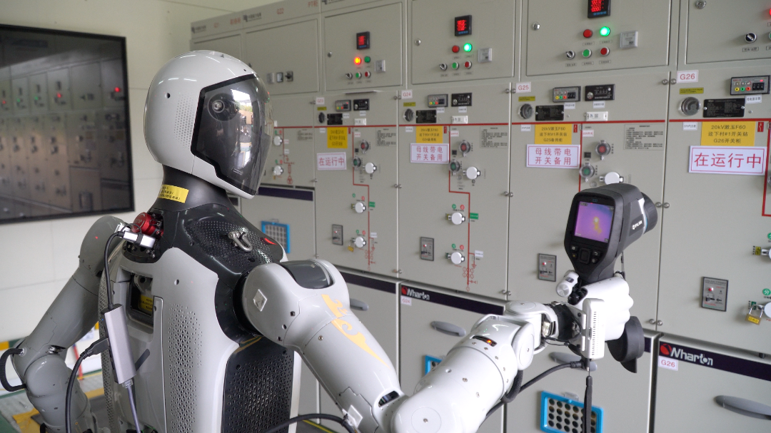 南方电网广东广州黄埔供电局人形机器人“哪吒”使用专业电气检测装置热成像仪进行红外线测温。（李彦豪 摄）.png