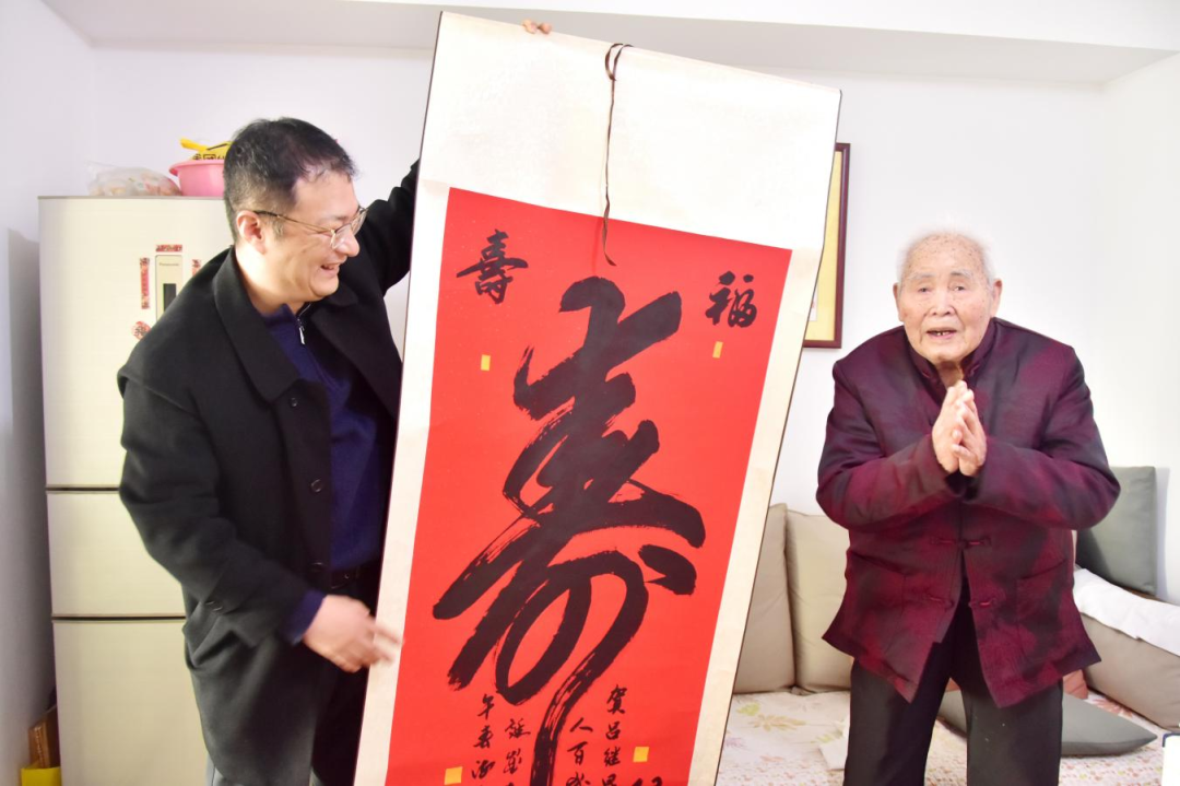 交通集团走访慰问离休老干部 为百岁老人送福祝寿