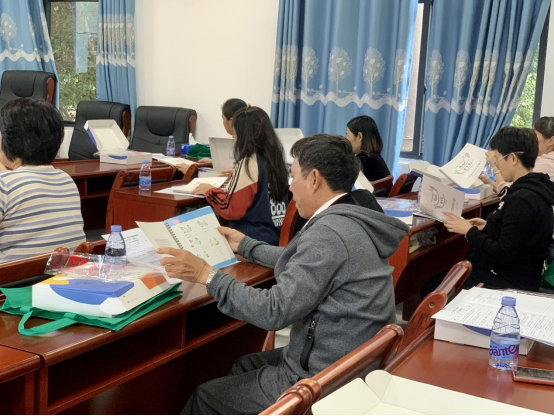 老师学习绘乐盒课程。 图片