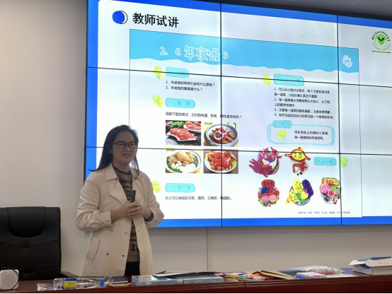 老师们体验试讲课程。 图片