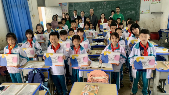 同学们拿到绘乐盒洋溢着笑脸。 图片