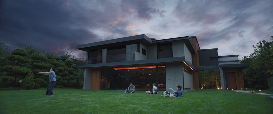 《寄生虫》：这个时代，我们只能选择互相寄生