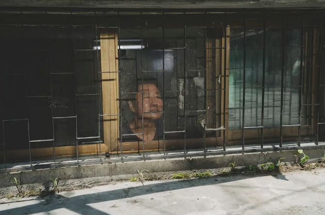 《寄生虫》：这个时代，我们只能选择互相寄生