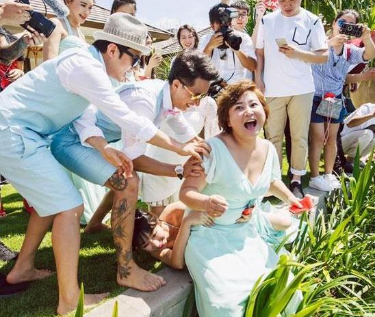 幸好贾玲阻止了这场闹剧,否则"柳岩湿身"的消息一定又是当天热搜.