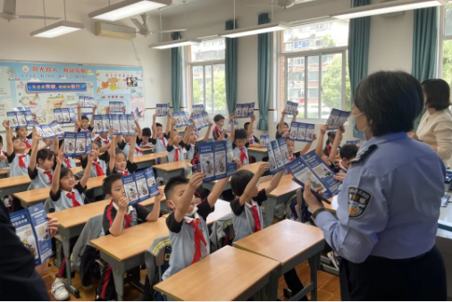 筑牢安全防线,曹杨新村派出所暖心服务有温度