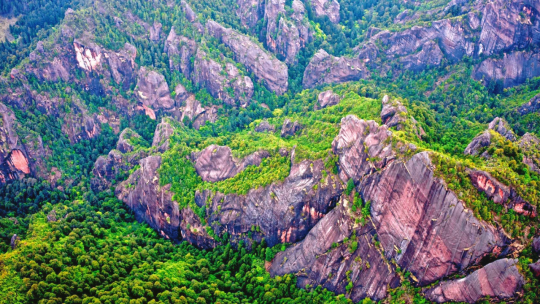 以小沙坝景区为起点,一路经过老虎跳,石月亮,石门