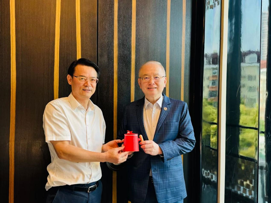 刘江在沪会见马来西亚华人公会总会长魏家祥，拜会上海市公共关系协会会长沙海林