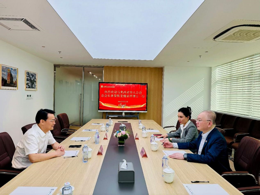 刘江在沪会见马来西亚华人公会总会长魏家祥，拜会上海市公共关系协会会长沙海林