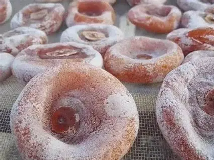 柿饼的功效与作用禁忌是什么（柿饼怎么做？有哪些功效及禁忌？农村柿子变柿饼方法） | 说明书网