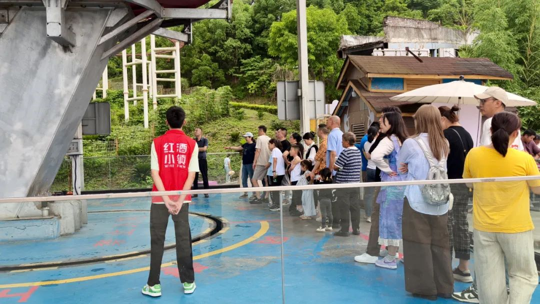 市民有序排队游玩