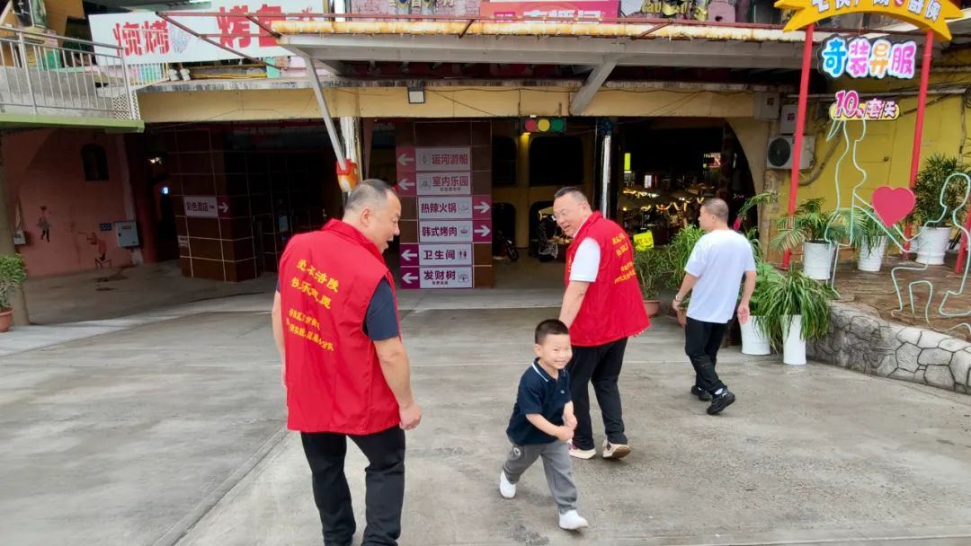 志愿者在景区进行文明劝导