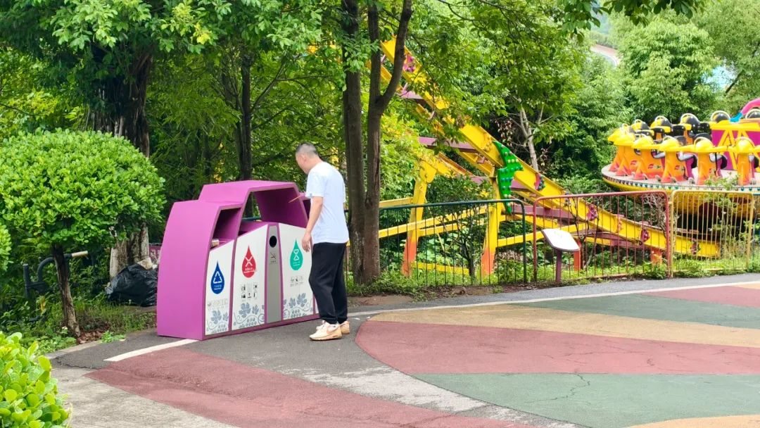 游客主动投放垃圾