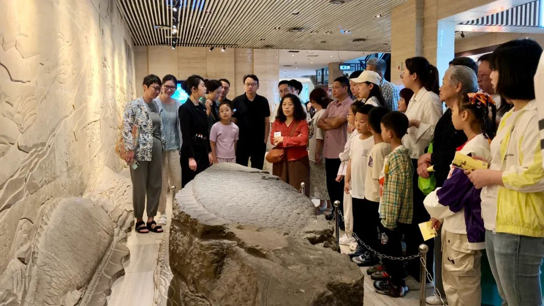 游客认真听取讲解