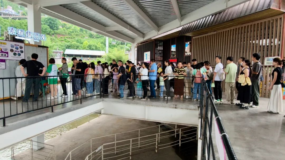 市民有序排队购票