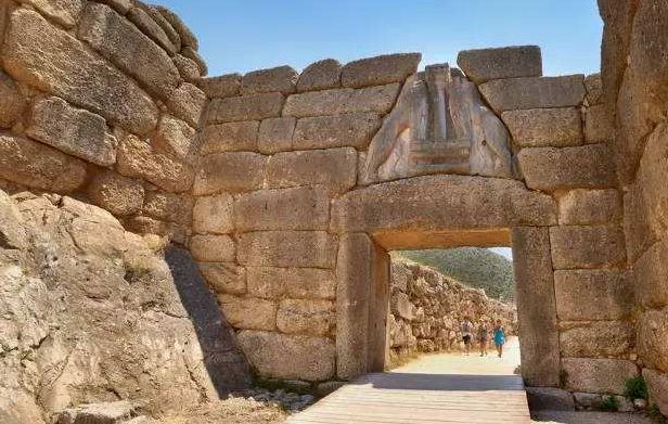 是切割完整的巨大石块,其中最著名的阿伽门农墓整个圆顶由石块砌成,在