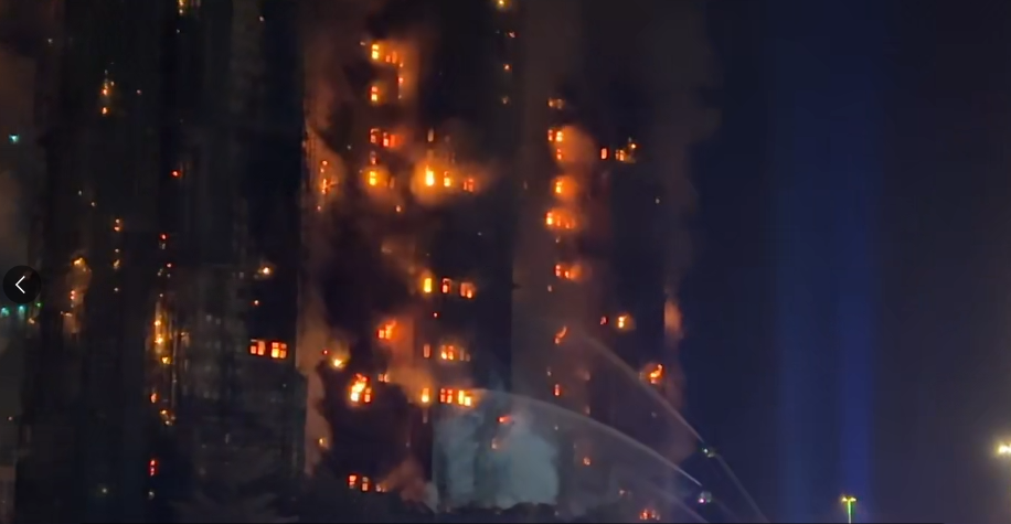 香港大火已致13人死亡28伤，火警升为五级，入夜后火势有扩大迹象，火光冲至数十米高，传出多次爆炸声