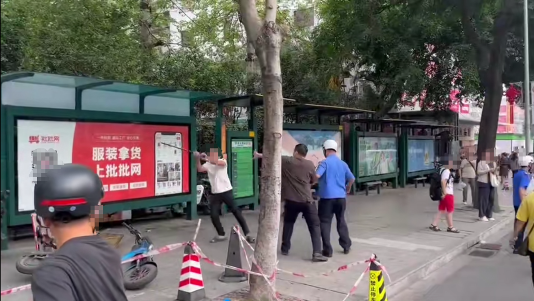 广州警方通报“商贩持铁棍当街追打城管人员称‘我不活了’”