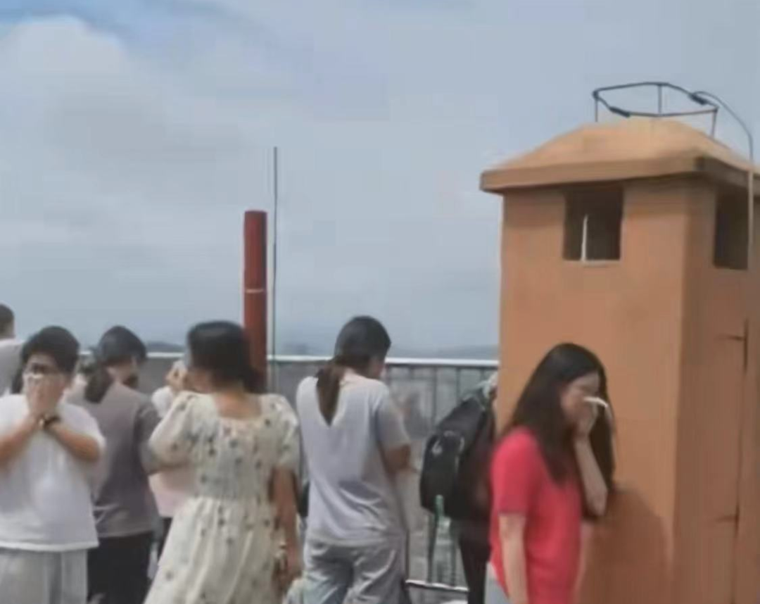 福州长乐区一大楼起火