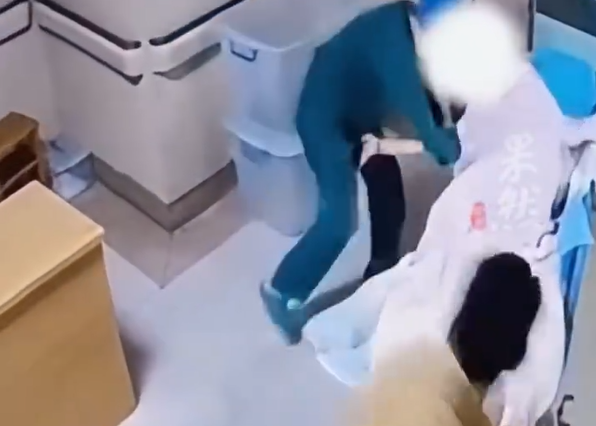 宁德一新生儿转运中意外坠床，医院通报：相关人员已被停职，将彻查并严肃追责，新(图2)