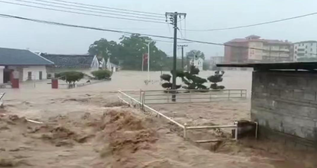 广东梅州村民讲述：洪水铲平房子，只剩石头和平地