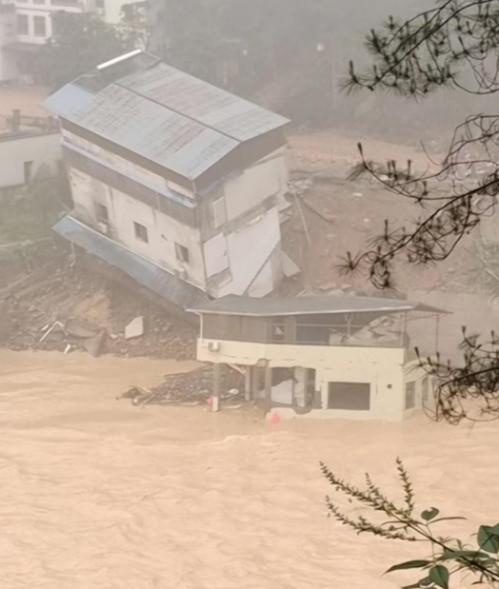 广东梅州村民讲述：洪水铲平房子，只剩石头和平地