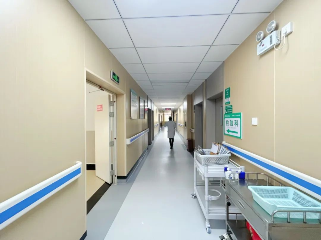 女子引产被拒诞下女婴遭当班医生违规抱养，当地卫健委：给予涉事医院警告，罚款1万元(图1)