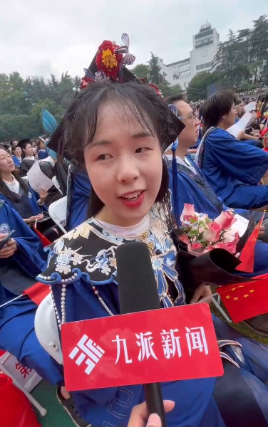 簪花学位帽，火了！