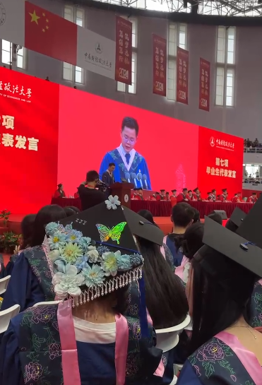 簪花学位帽，火了！