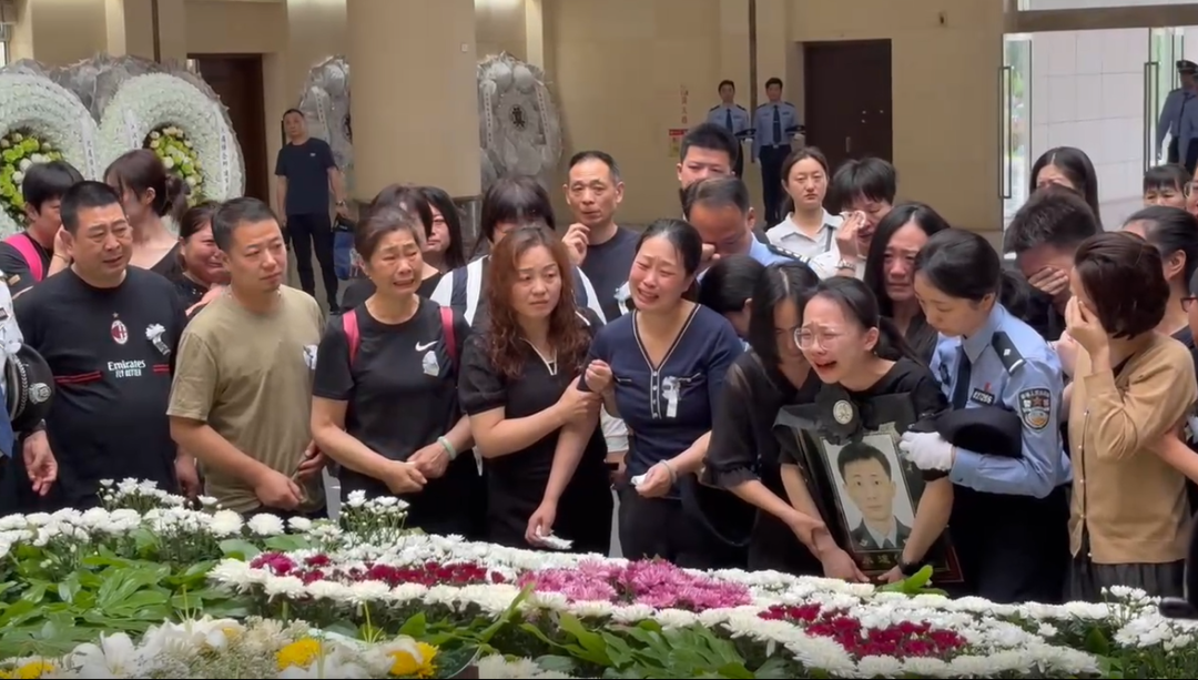 数百人含泪送别英雄邱建军，女儿轻拭父亲遗像