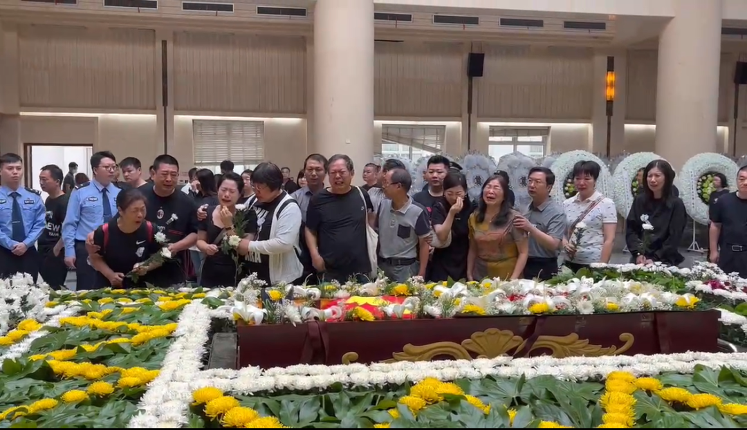 数百人含泪送别英雄邱建军，女儿轻拭父亲遗像