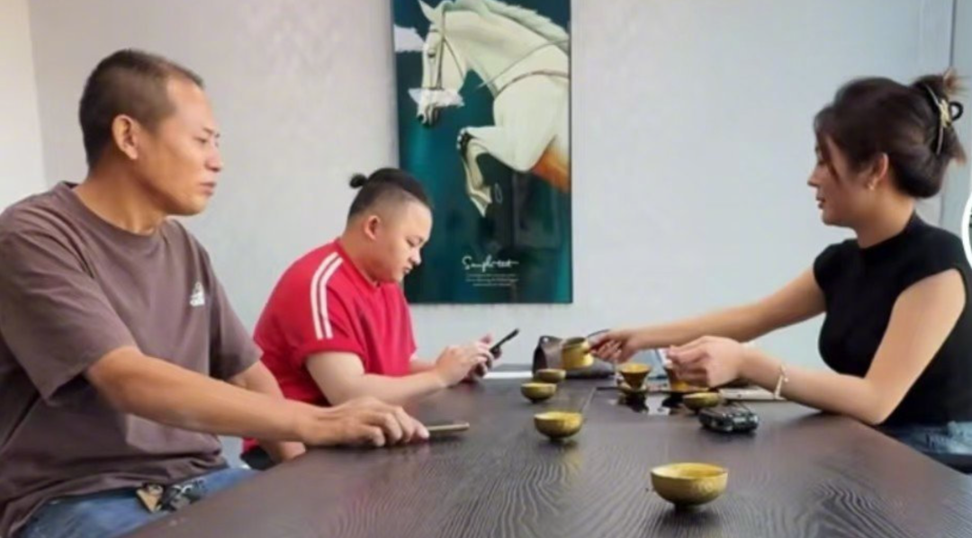 “货车撞劳斯莱斯”被质疑摆拍！两人被扒去年曾同框，女方粉丝已破百万