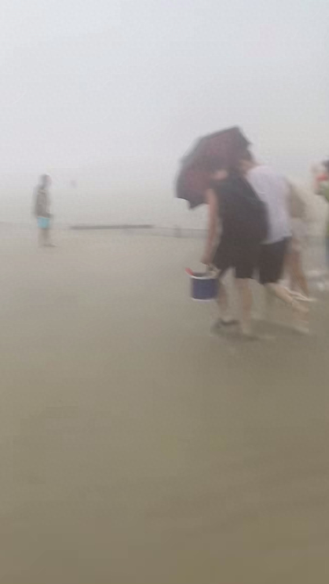 广西北海多人赶海疑遭雷击，应急管理局回应