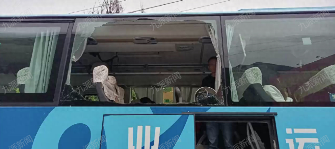 旅游车里的事故现场