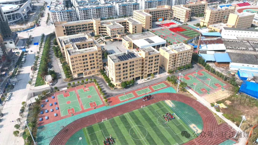 环江五中正在进行第三期工程施工,主要是三栋学生宿舍楼以及学校的