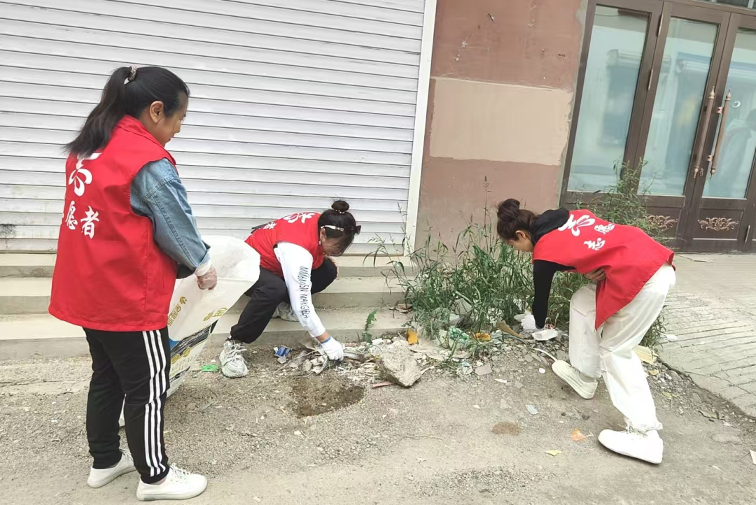 孙吴县永兴社区:开展"净美家园"环境卫生整治志愿服务活动