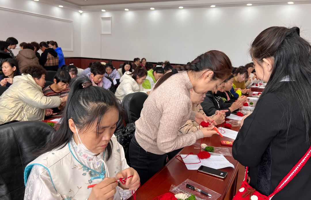 孙吴县人大常委会举办手工钩织技能培训班