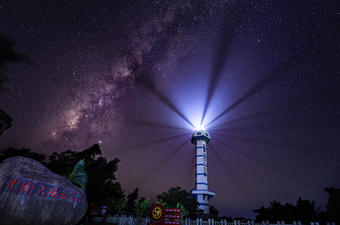 灯楼角灯塔的灯光和星空交织。