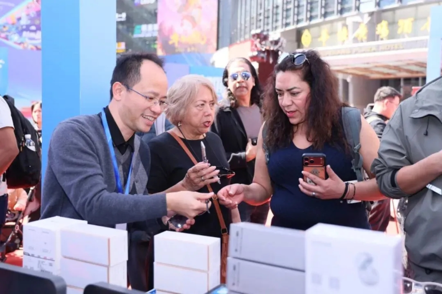 海外游客最爱到华强北“扫货”