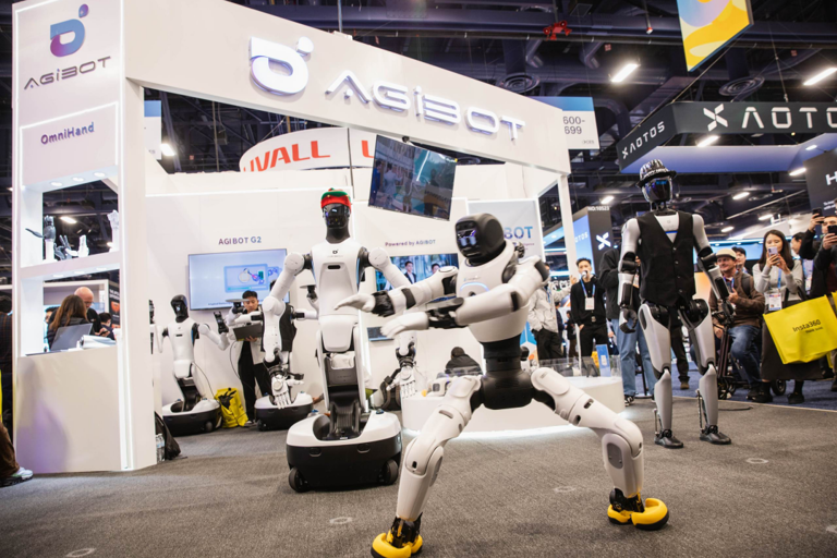 中国机器人组团出征CES，加速进化首日售出数十台，魔法原子海外收入占比过半