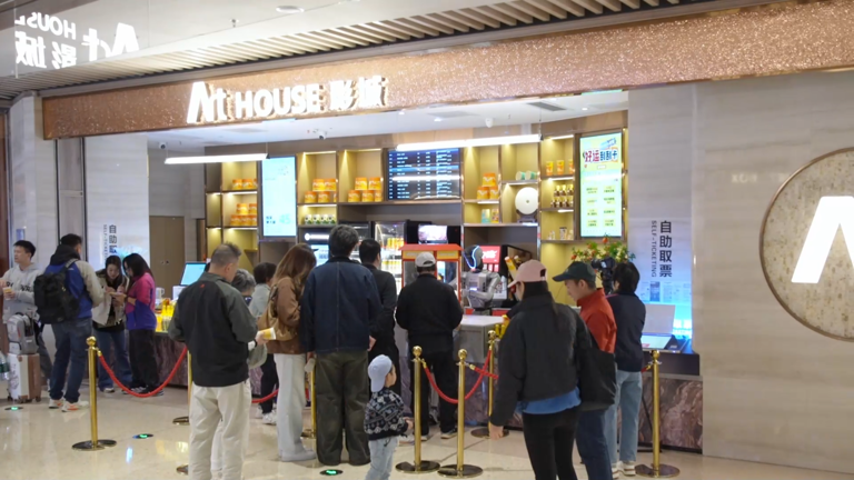 人形机器人“入职”影院，14小时可自主售卖超千杯爆米花