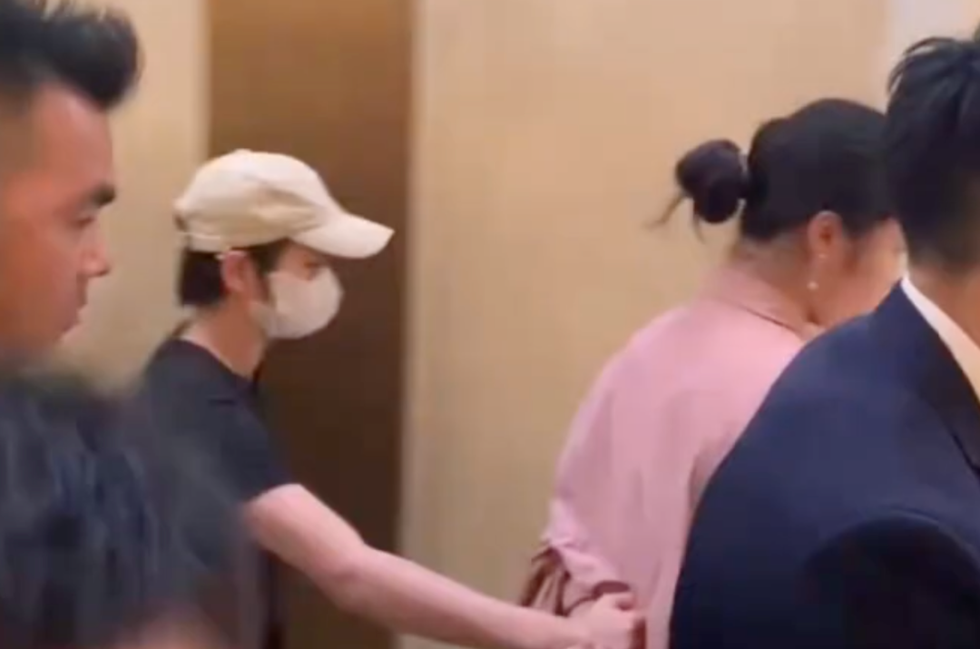 “她被吓哭了！”全红婵在澳门被粉丝围堵进厕所！